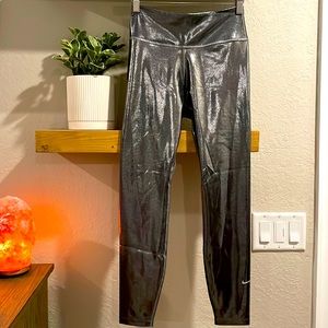 Nike Icon Clash 7/8 Shimmer Legging. Size S